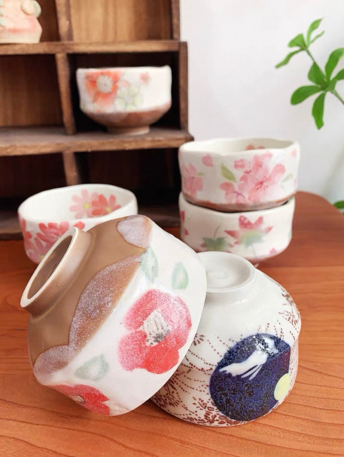 Hatsuichi Small Mino ware Bowl Scarlet Tsubaki
